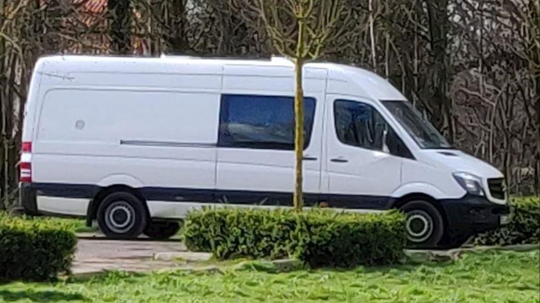 De bus van de Duitse sekte werd de afgelopen twee dagen gespot op het tererin van de universiteit