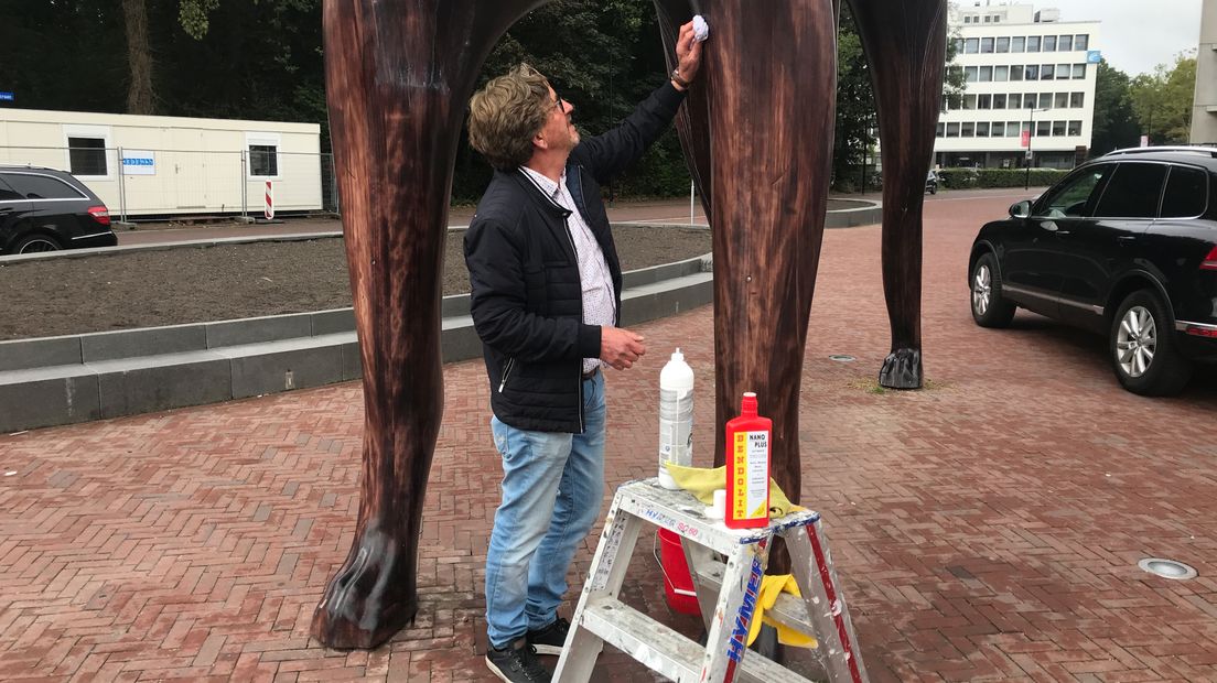 Kees Jan Verplakke moet Mannes met de hand helemaal schoonpoetsen (Rechten: RTV Drenthe / Margriet Benak)