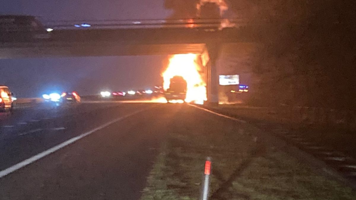 Kraanwagen brandt op A7