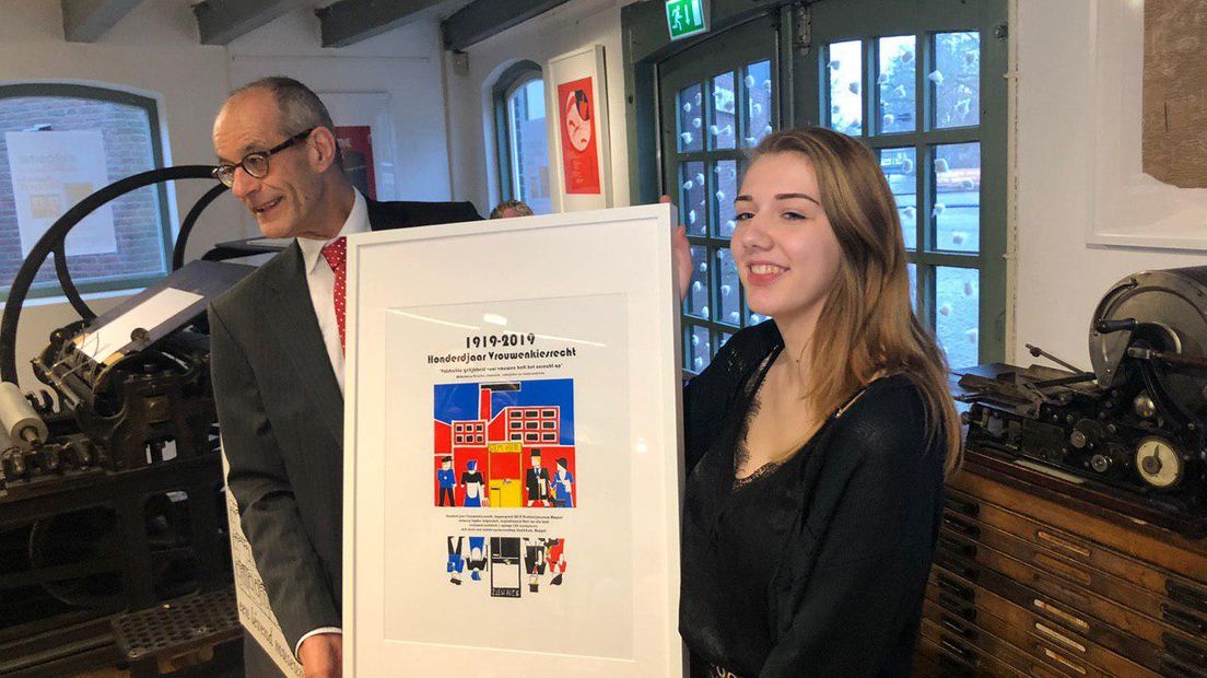 Sophie Lutgendorf uit havo 5 van Stad en Esch in Meppel ontwierp Kopperprent 2019 (Rechten: RTV Drenthe/Petra Wijnsema)