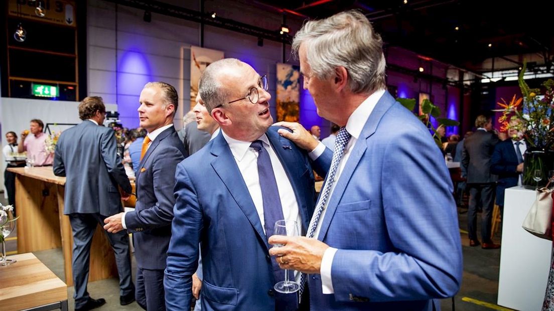 Hans Alders (L) tijdens de afscheidsreceptie van Jos Nijhuis als CEO van de Royal Schiphol Group