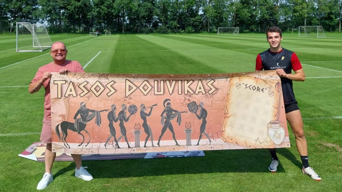De supporters van FC Utrecht hopen dat ze ook dit seizoen weer kruisjes voor de treffers van Douvikas kunnen neerzetten