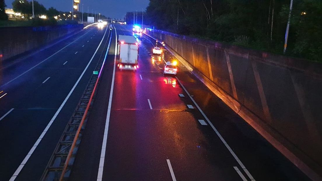 Ook de afrit op de A1 bij Hengelo richting bedrijventerrein Westermaat is onder water gelopen