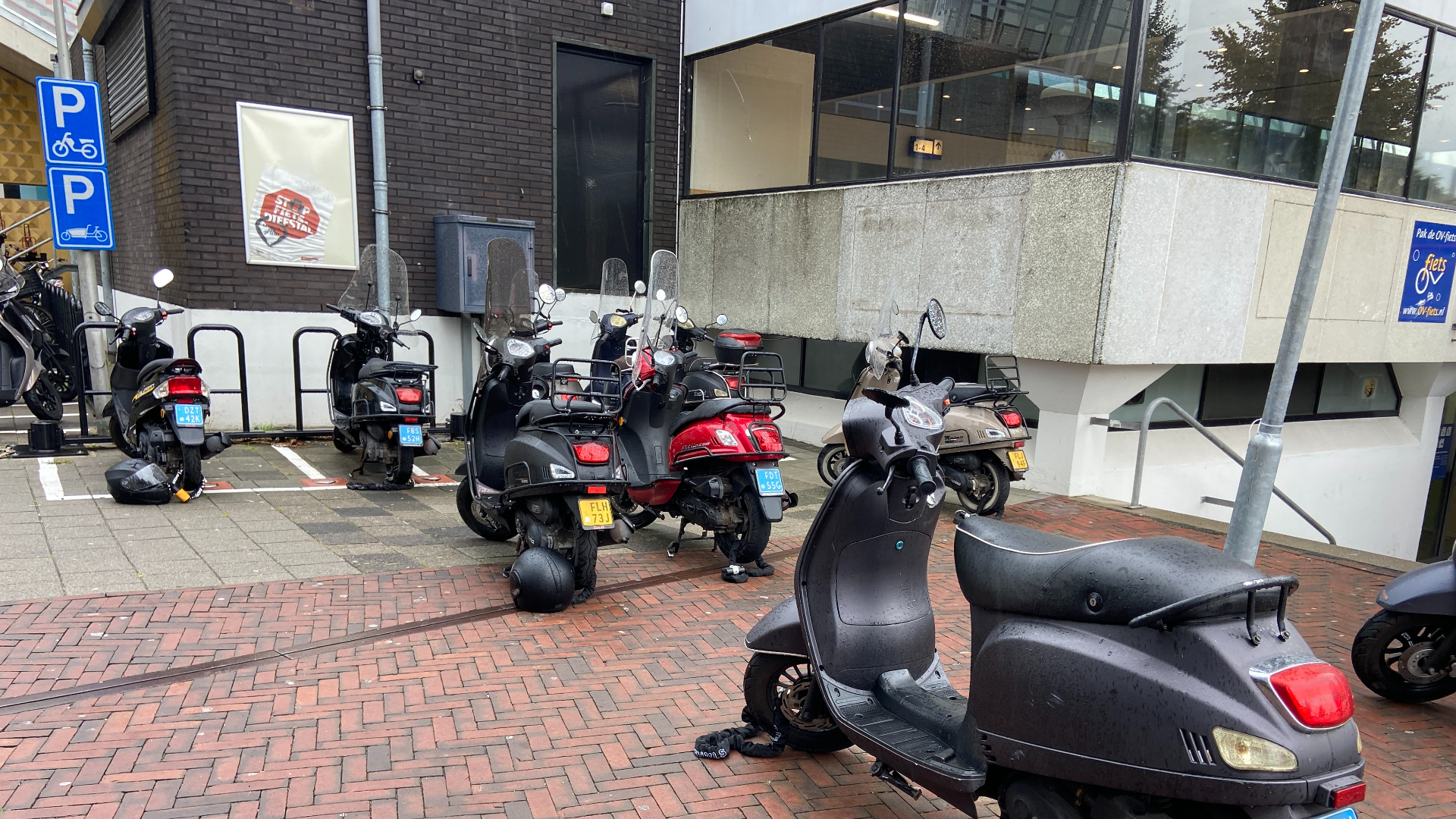 Let op je scooterhelm! Ze worden steeds vaker gejat Rijnmond