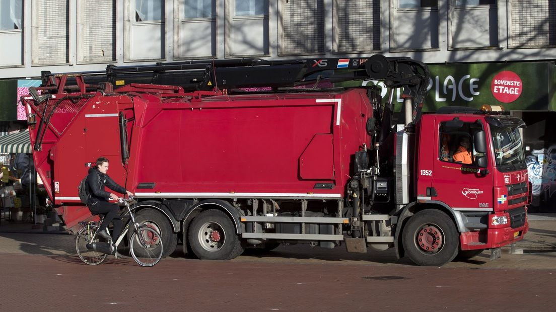 Een vuilniswagen in Stad (archief)