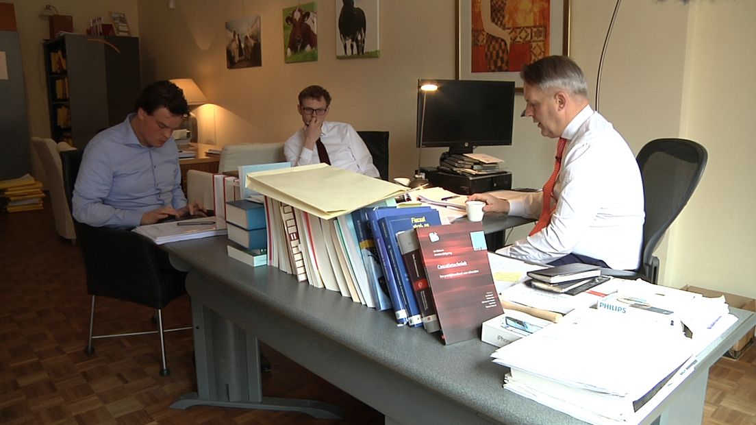 Advocaat Hoogendam in zijn kantoor