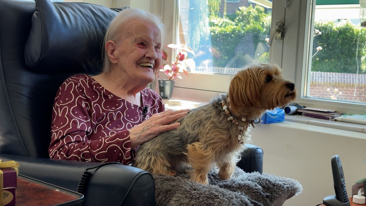 Van Scheveningen naar Amersfoort voor een knuffel: Puck bezoekt Nel (102)