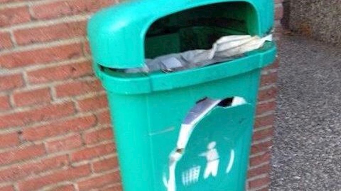 De vernielde prullenbak in Nieuwleusen