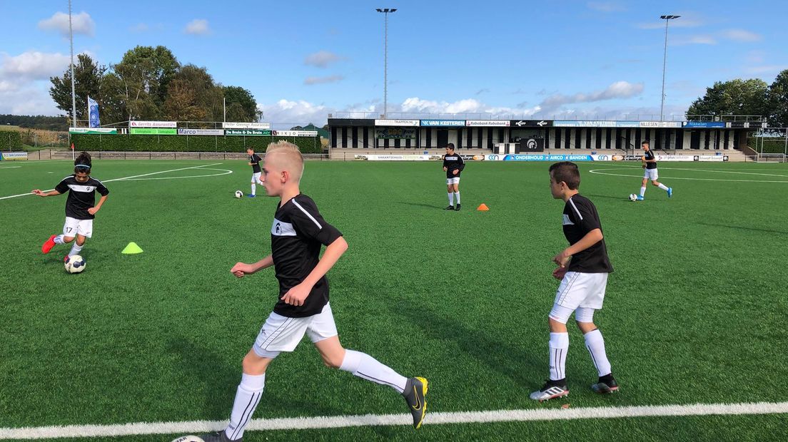 Voetbalclub Achilles'29 laat het er niet bij zitten dat grondeigenaar familie Derks de club per 1 oktober buiten de poort zet. De Groesbeekse amateurs spelen al negentig jaar op Sportpark de Heikant en hopen via de rechter voor elkaar te krijgen dat ze daar mogen blijven.