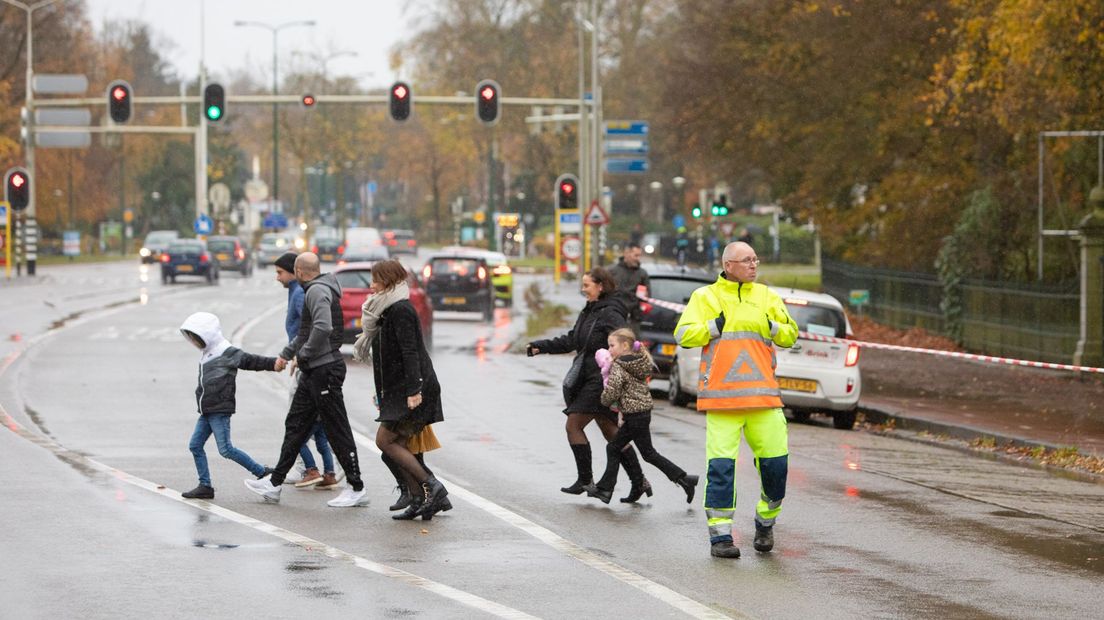 Het paleis ligt aan een drukke N-weg.