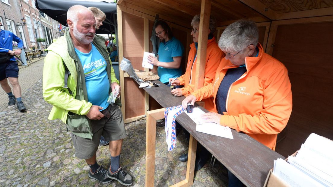 Wandelaar op dag 1 van de Elfstedenwandeltocht 2022