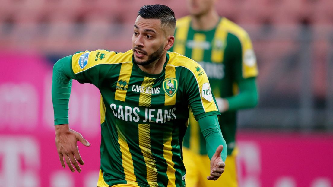 Ricardo Kishna in actie tegen FC Utrecht