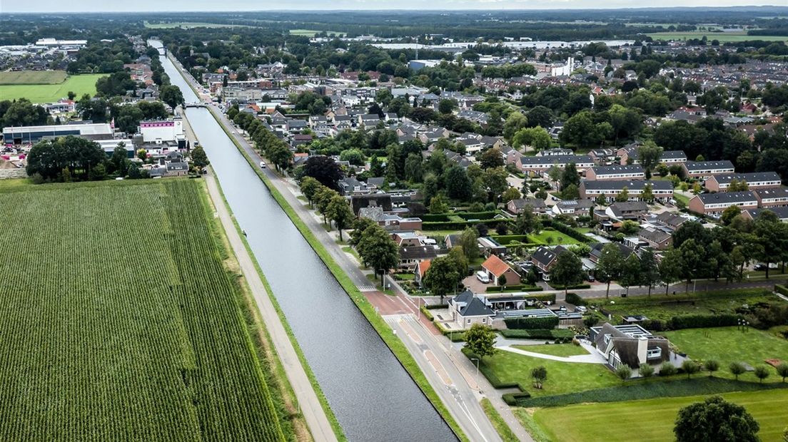 De honderden verzakte huizen langs kanaal Almelo-De Haandrik