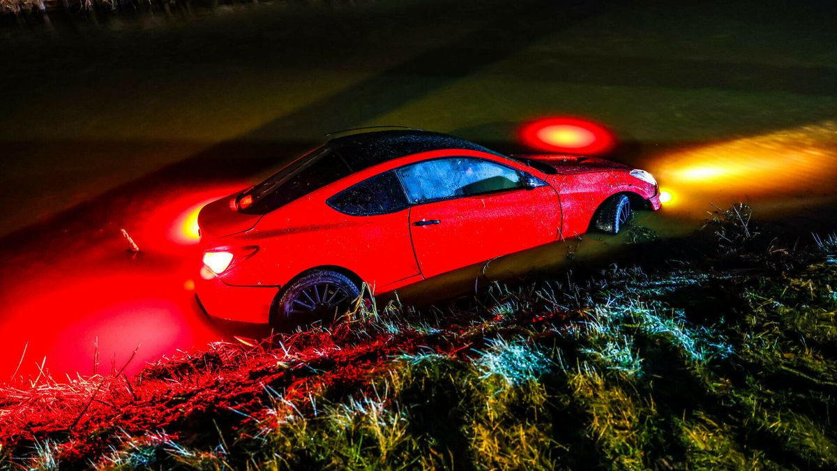 Auto raakt te water in Nieuw-Weerdinge