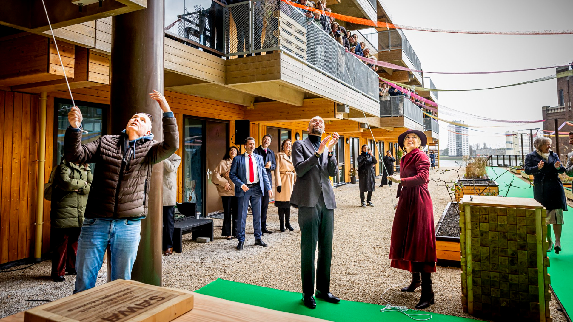Koningin Máxima opent woongebouw SAWA in Lloydkwartier.
