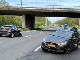 Twee auto's flink beschadigd door ongeluk op snelweg