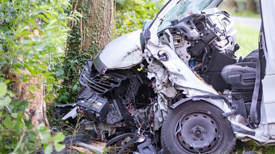 Automobilist zwaargewond na harde botsing. Automobilist zwaargewond na harde botsing.