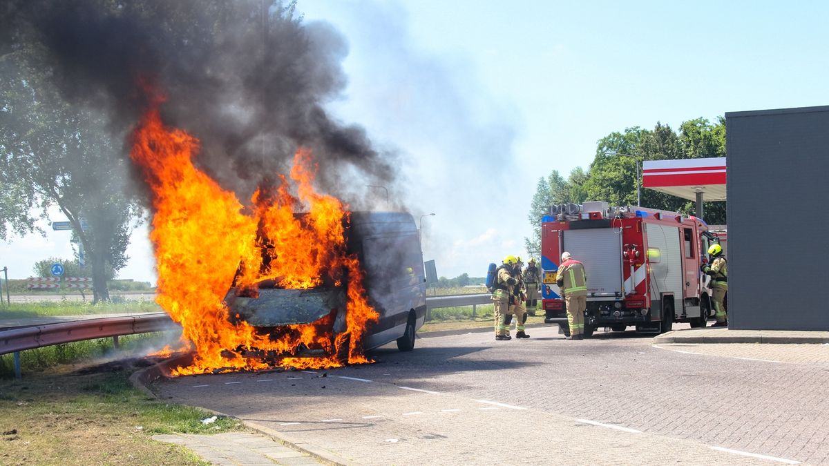 Bestelbus in brand bij tankstation afslag Arnemuiden