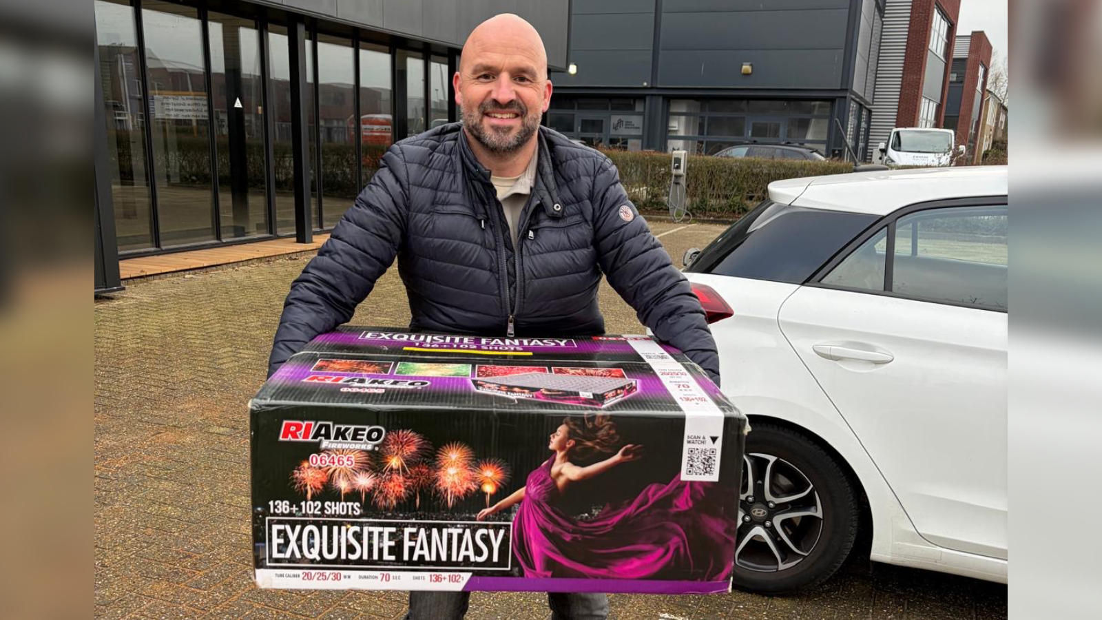 Frank met een van de potten siervuurwerk die hij op oudejaarsavond af gaat steken.