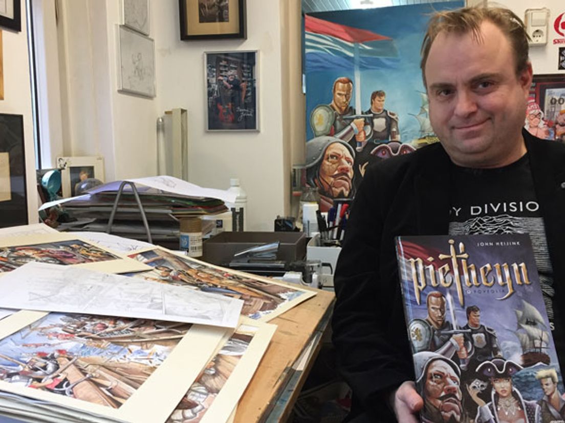 John Heijink met zijn eerste stripboek over Piet Heyn