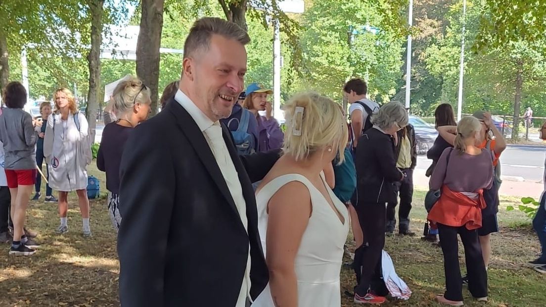 Bruidspaar tussen de actievoerders