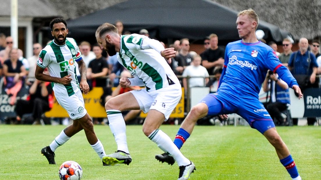 FC Groningen aan de bal tegen FC Emmen