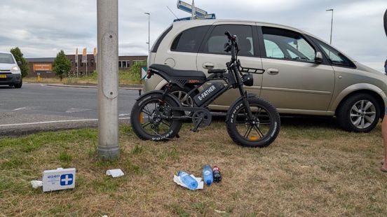 Jongen op auto • motorrijder gewond