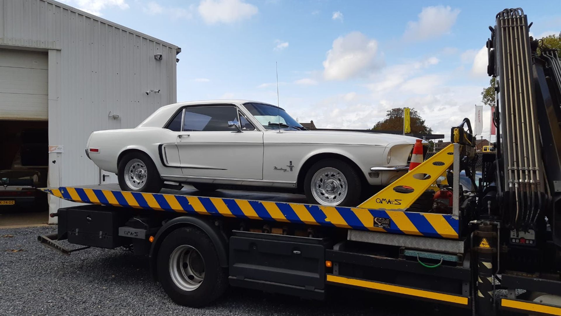 Bij autobedrijf Alba Car in Beek, van hoofdverdachte Dejvi G., werden meerdere auto's in beslag genomen.