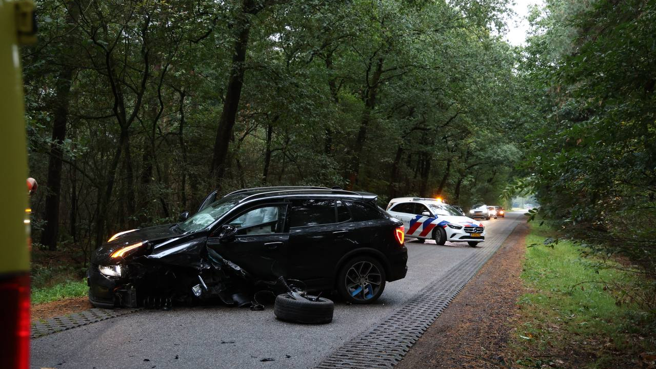 Gewonde bij auto-ongeluk in Hellendoorn.