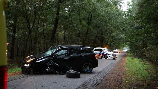Gewonde bij auto-ongeluk in Hellendoorn. Gewonde bij auto-ongeluk in Hellendoorn.