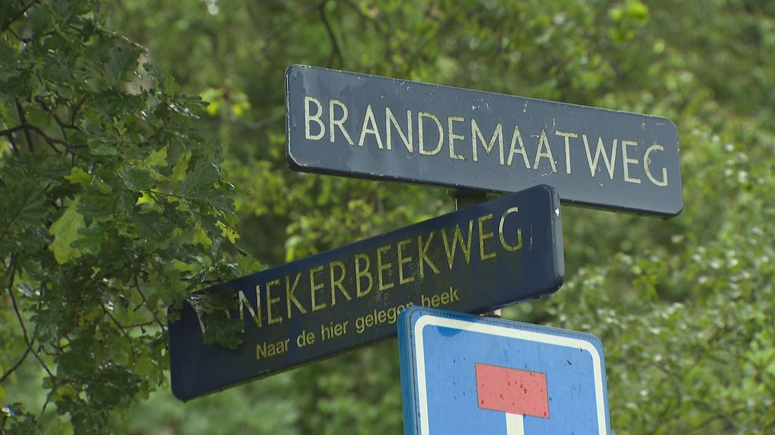 Op de kruising van de Vanakerbeekweg met de Brandemaatweg in Enschede werd een 24-jarige vrouw bedreigd en beroofd