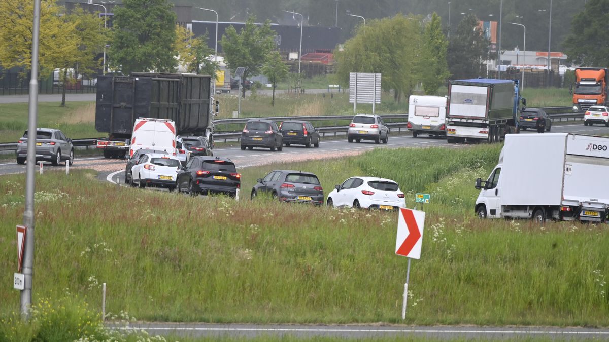 Slachtafval op weg zorgt voor vertraging op N36 bij Vriezenveen