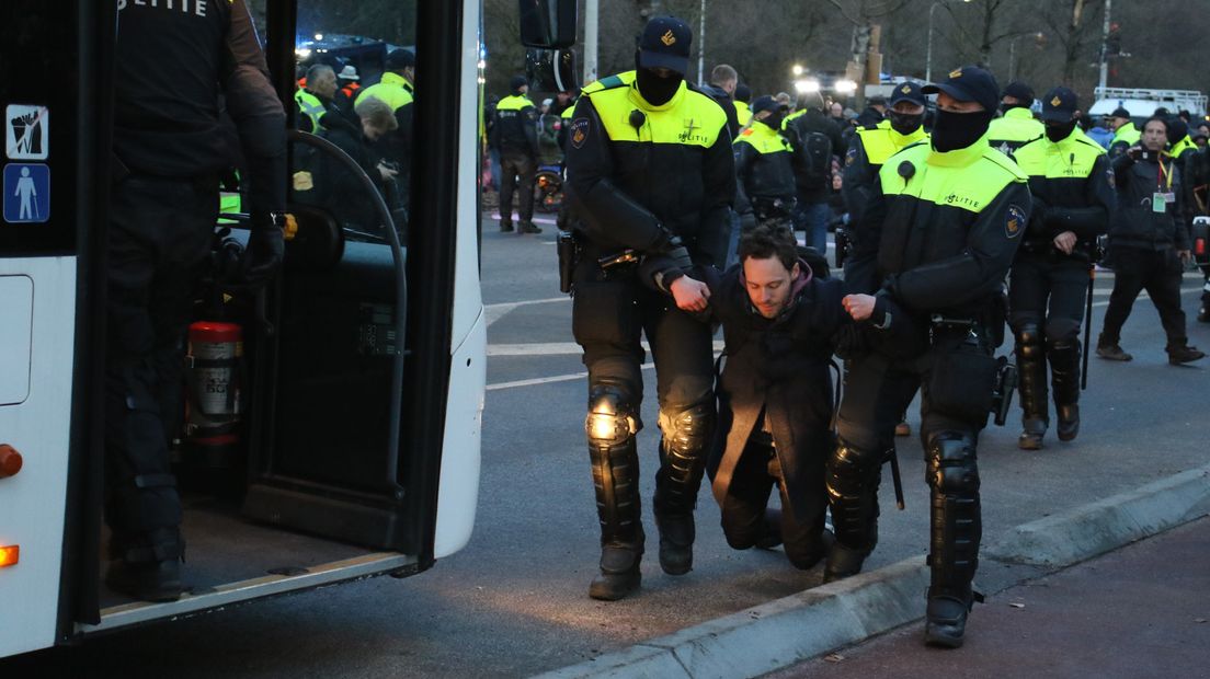 De opgepakte demonstranten zijn in bussen gezet en naar het politiebureau gebracht