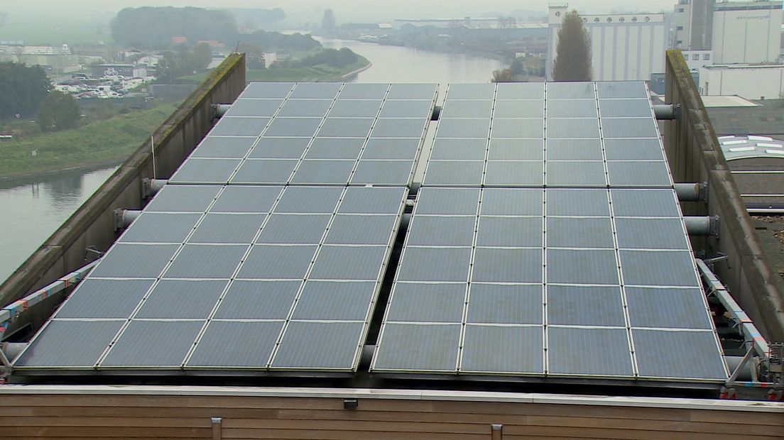De zonnepanelen worden alleen op daken geplaatst