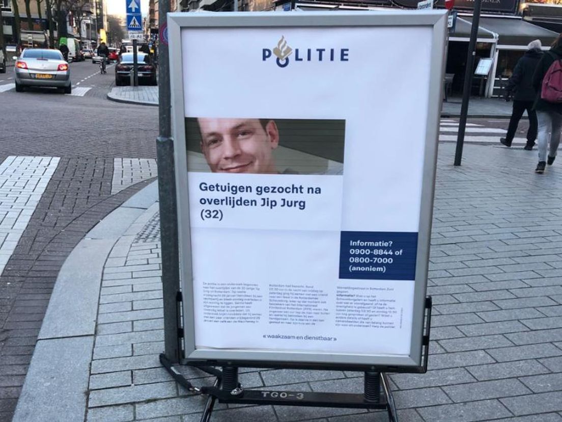 Een bord met een getuigenoproep in de zaak van de overleden Jip Jurg