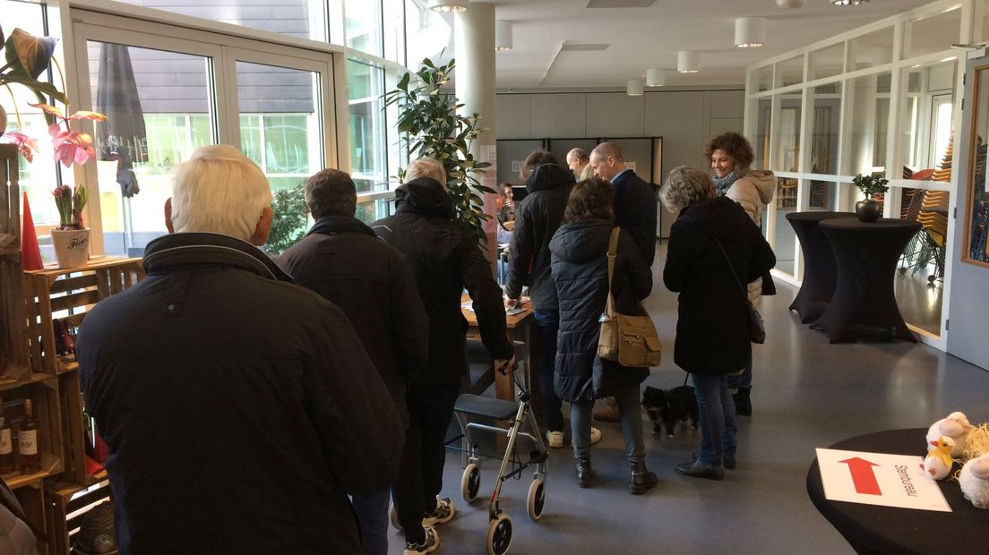 Rijen in het multifunctioneel centrum Antares in de Leusdense wijk Tabaksteeg.