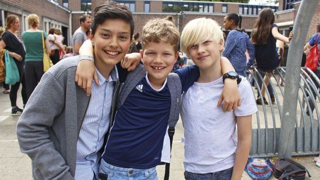 Jacob (links) naast zijn vrienden Hente en Quinn.