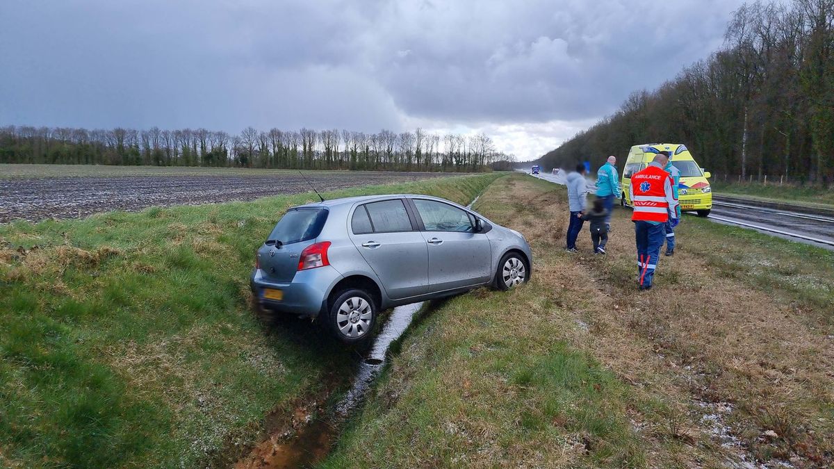Auto raakt van de N34 bij Annen tijdens plotselinge hagelbui