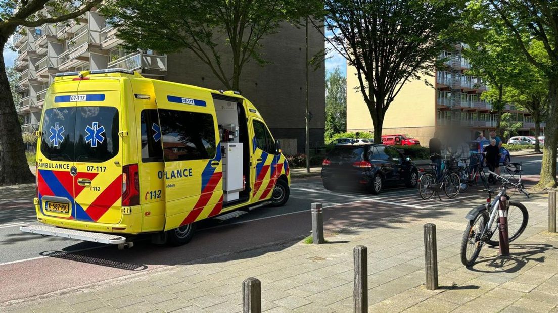 De ambulance ter plaatse in Velp.