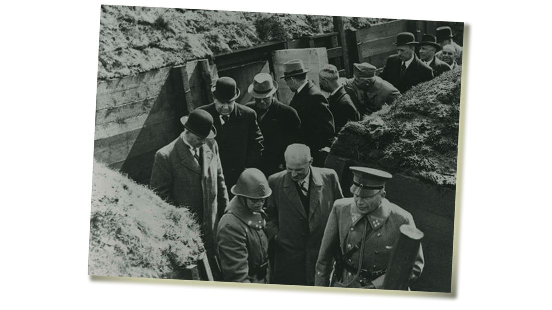 Loopgraveninspectie door luitenant-generaal Van Voorst tot Voorst, commandant van het Veldleger. April 1940.