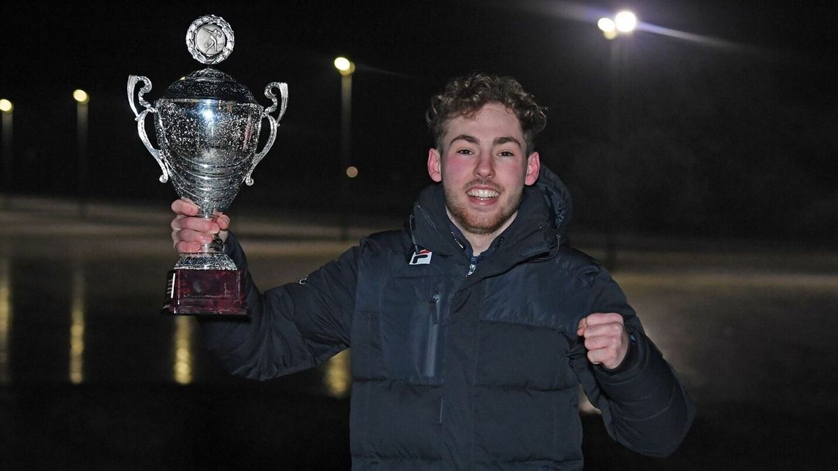 Schaatsers uit Australië, Portugal en Engeland, maar Kamp uit Roden is de snelste in Nijelamer