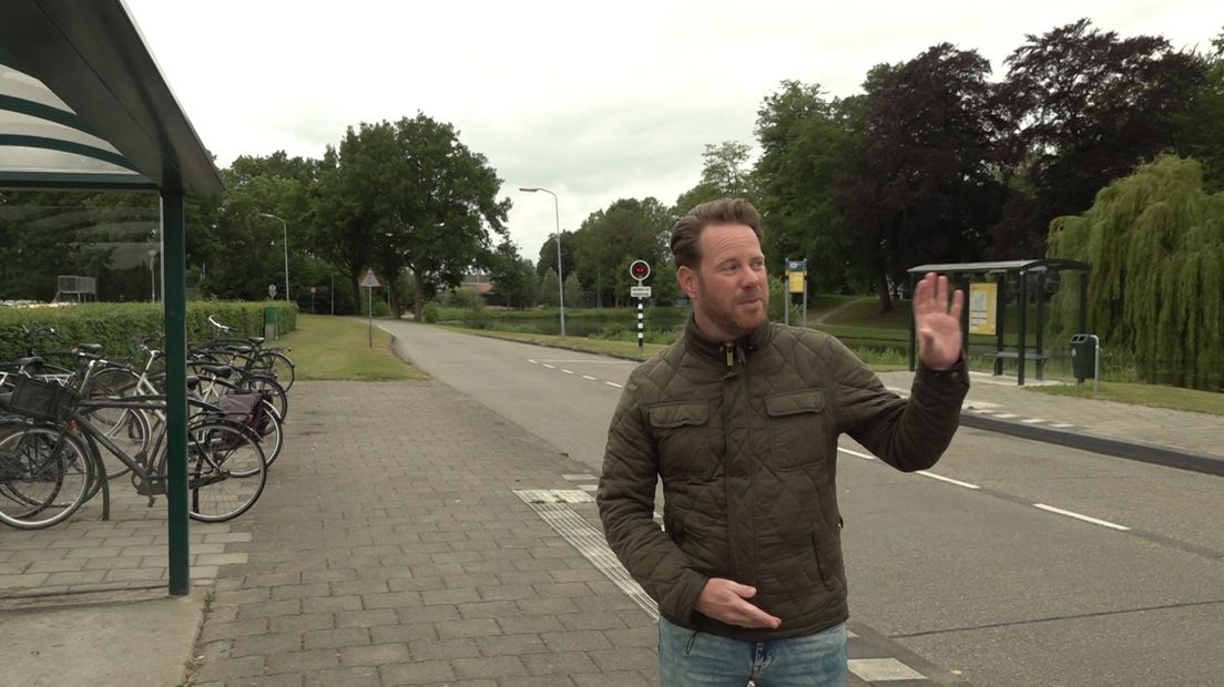 Oud-voorzitter Hans Witteveen van de Vestingraad legt uit dat het tweezijdig berijdbaar maken van de busbaan veel verkeer in de binnenstad kan schelen.