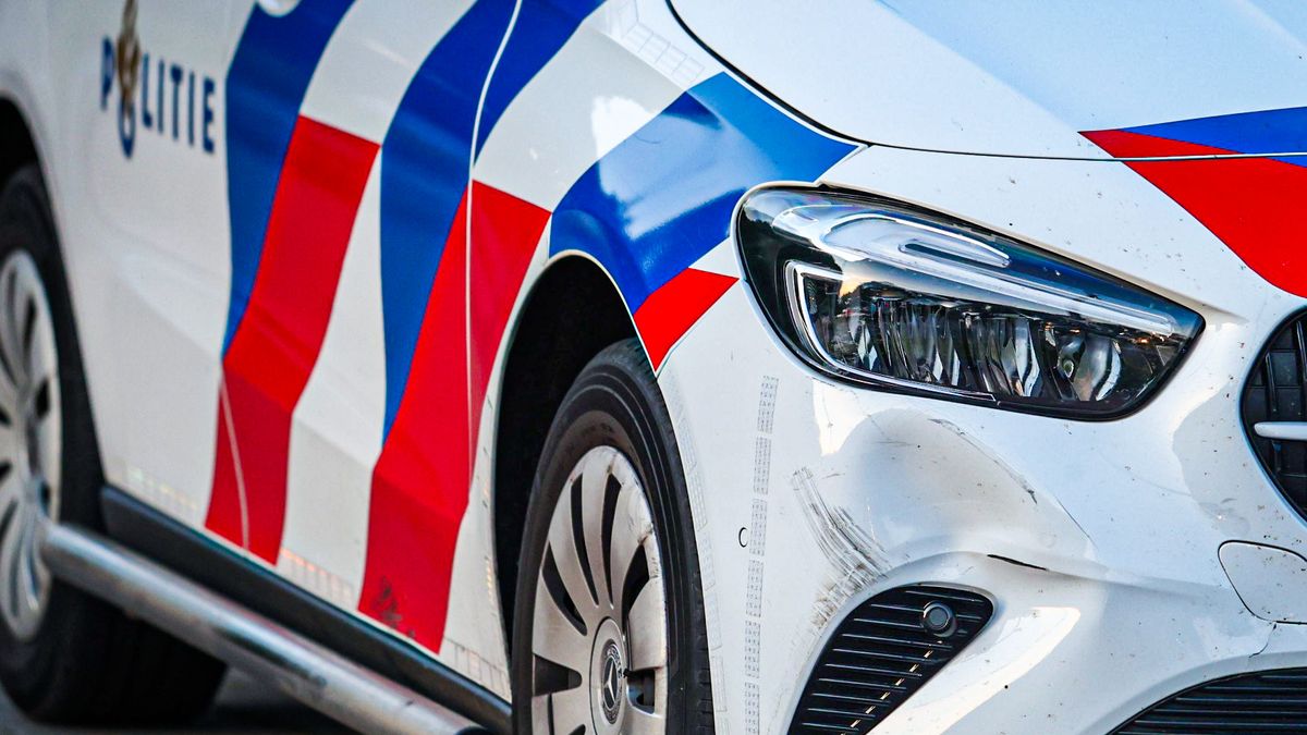 Fietser lichtgewond in Drachten na botsing met politie-auto