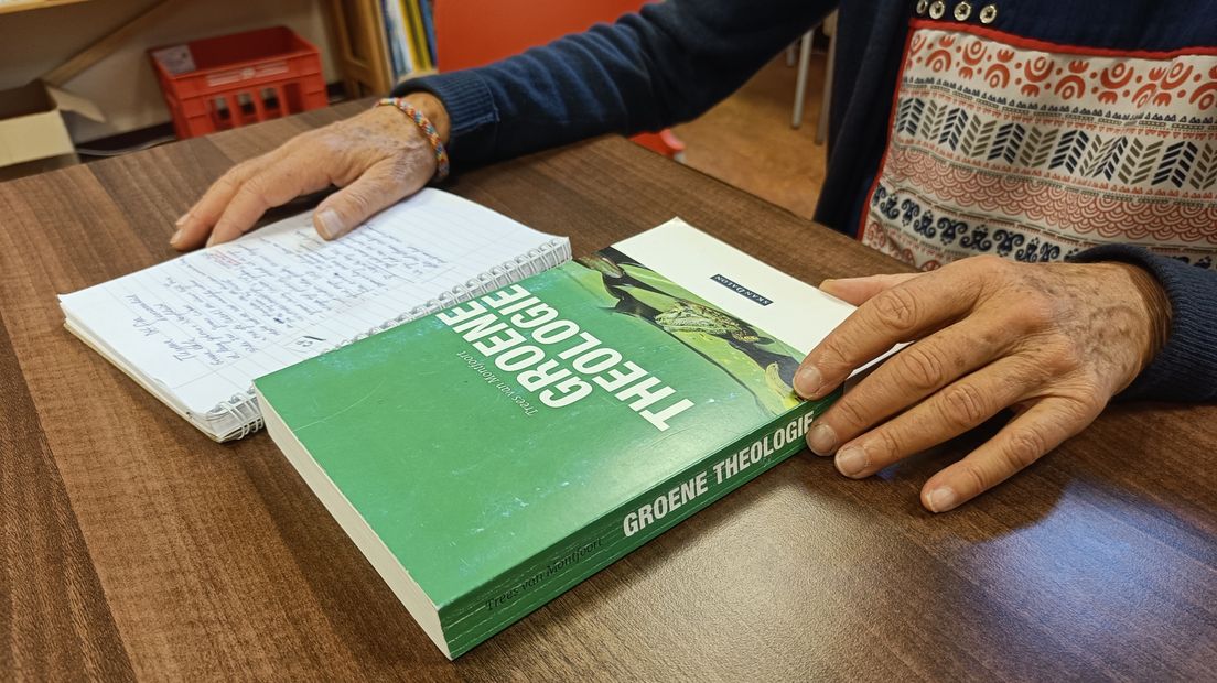 Stroh met één van de boeken die ze bestudeert