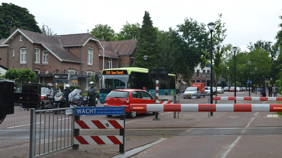 Verkeer in Soest staat vast voor de overgang