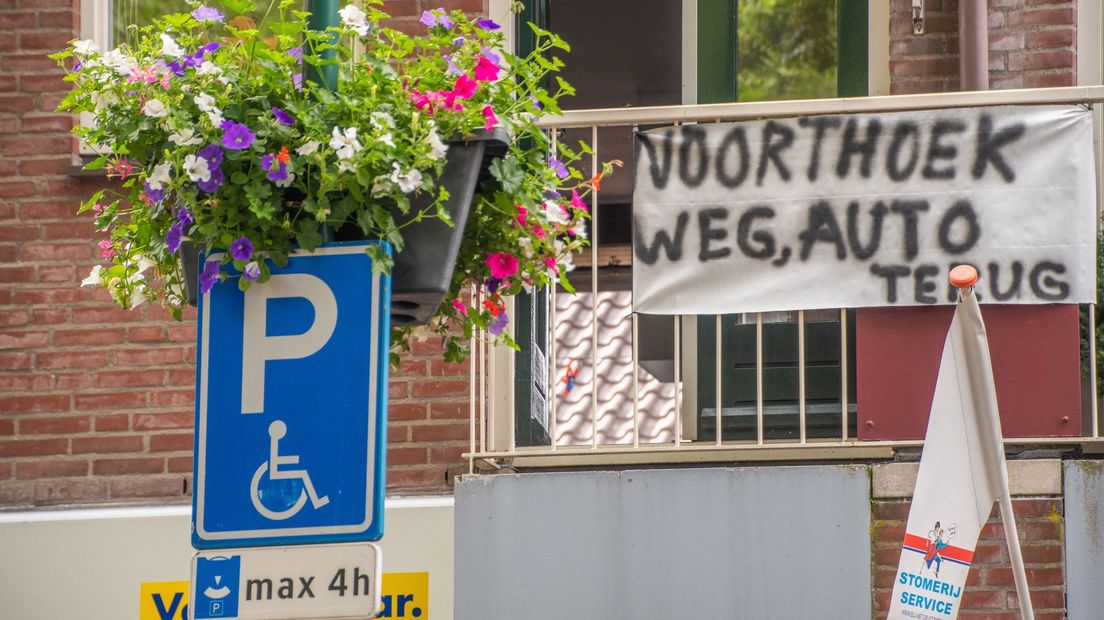 Bewoners richten hun pijlen op de wethouder.