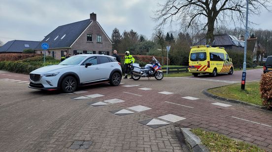 Fietser gewond bij botsing Assen. Fietser gewond bij botsing Assen.