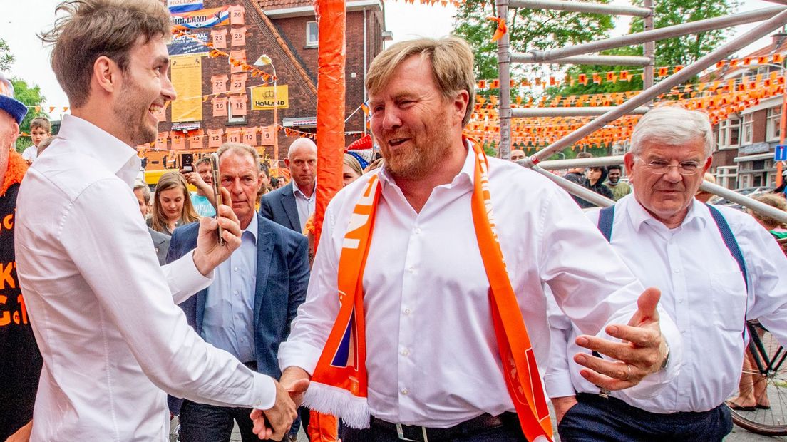 Willem-Alexander brengt bezoek aan Haagse Marktweg