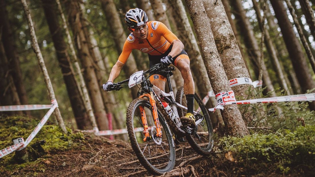 Mountainbiker Milan Vader uit Middelburg in actie