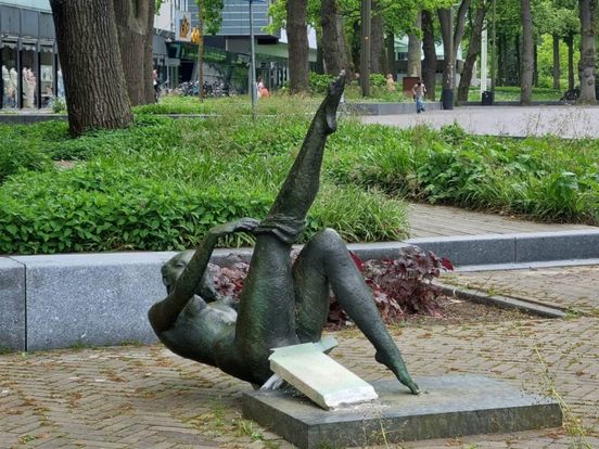Bronzen beeldhouwwerk vernield in Emmen: 'Dat is niet leuk'